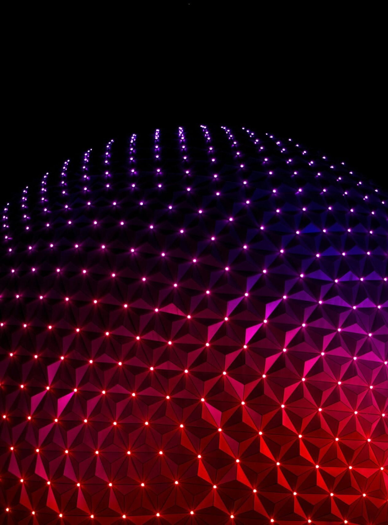 Sphère de points lumineux violets et rouges évoquant l’intelligence artificielle