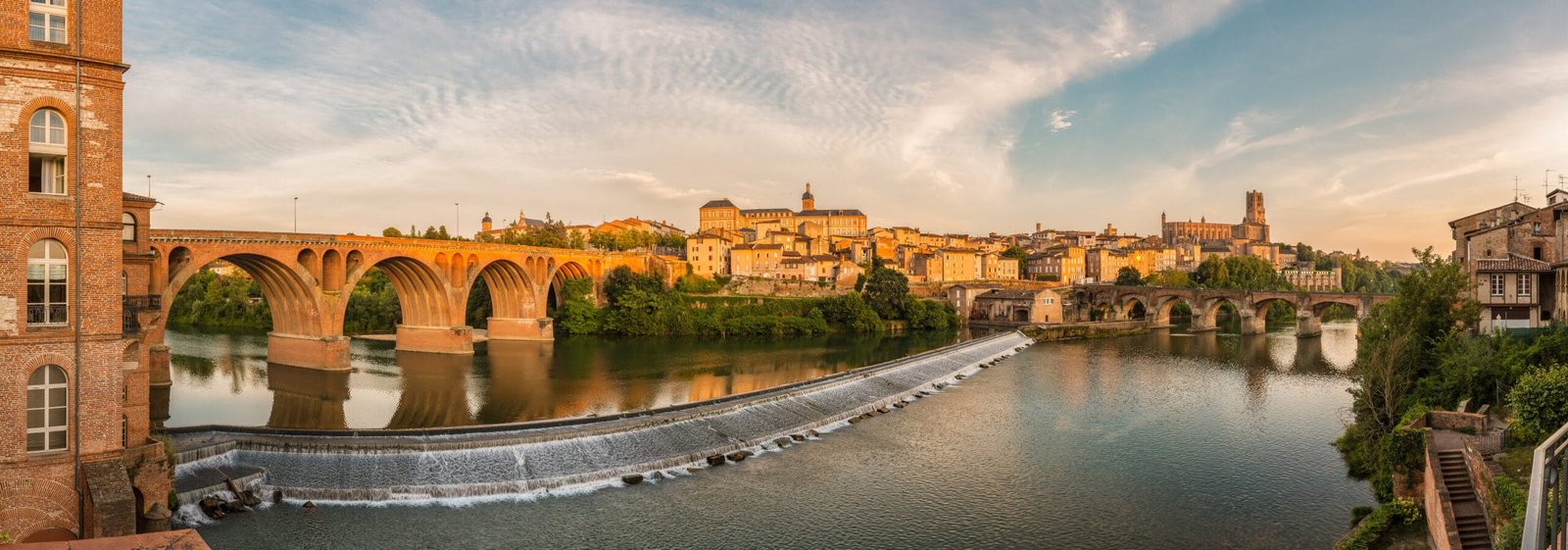 Panorama d’Albi au coucher du soleil, le pont Vieux et la cathédrale Sainte-Cécile